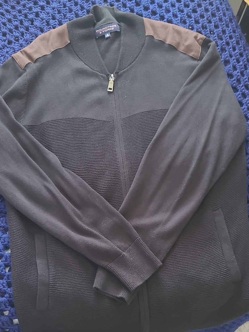 Roundtree & Yorke Men's Black Zip-Up Sweater with Brown Shoulder Panels